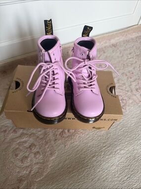 NWT-Dr. Martens Pale Pink Lace-Up Combat Boots Size 7 Toddler